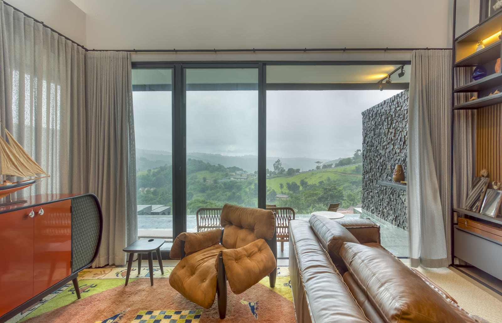 Casas do Green View integradas à encosta, com bondinho exclusivo em meio à vegetação.