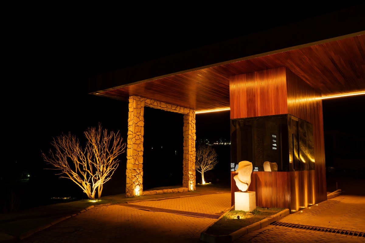 Casa do Green View iluminada ao anoitecer.