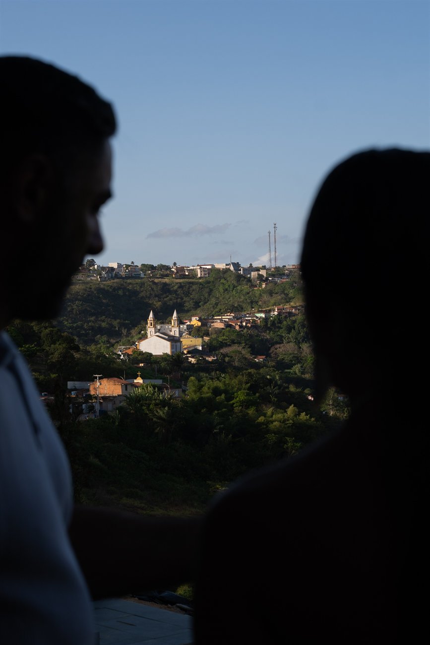 Casal contemplando a paisagem de Bananeiras.