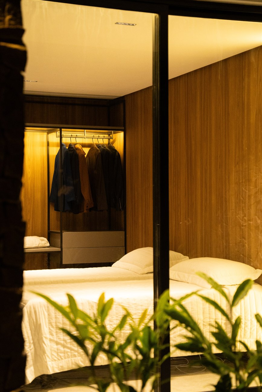 Suíte com closet integrado da casa boutique.