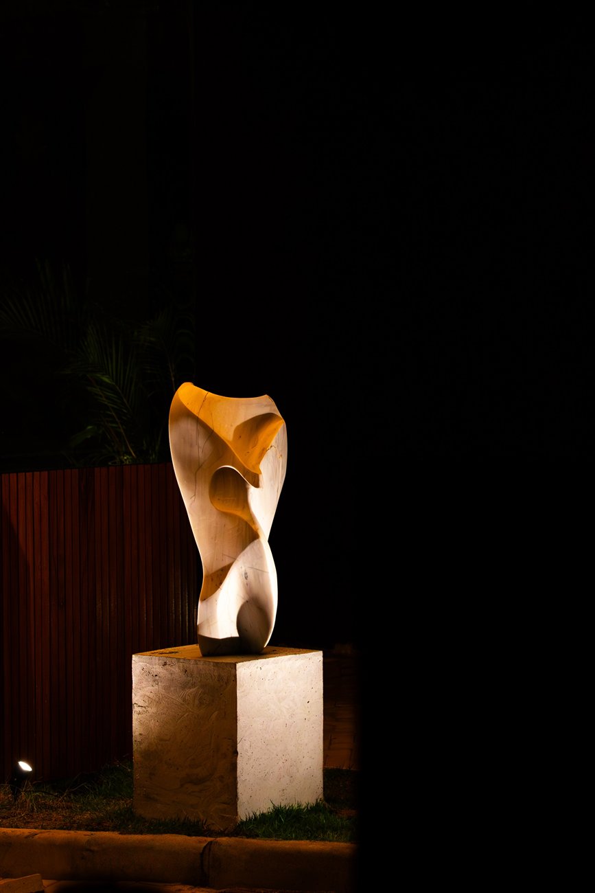 Escultura em curadoria de arte do condomínio.
