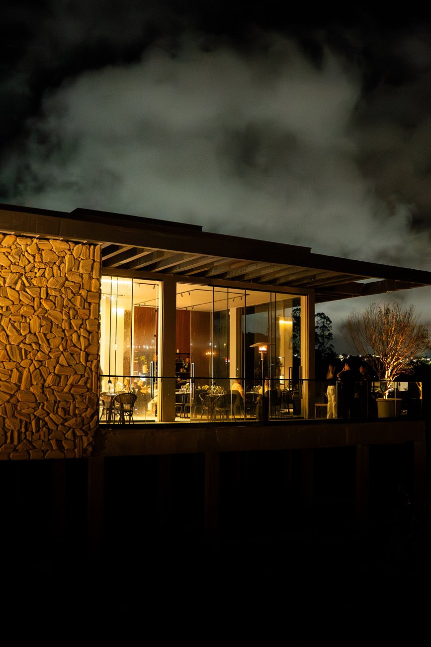 Tre Sensi, a porta de entrada do condomínio, ao entardecer.