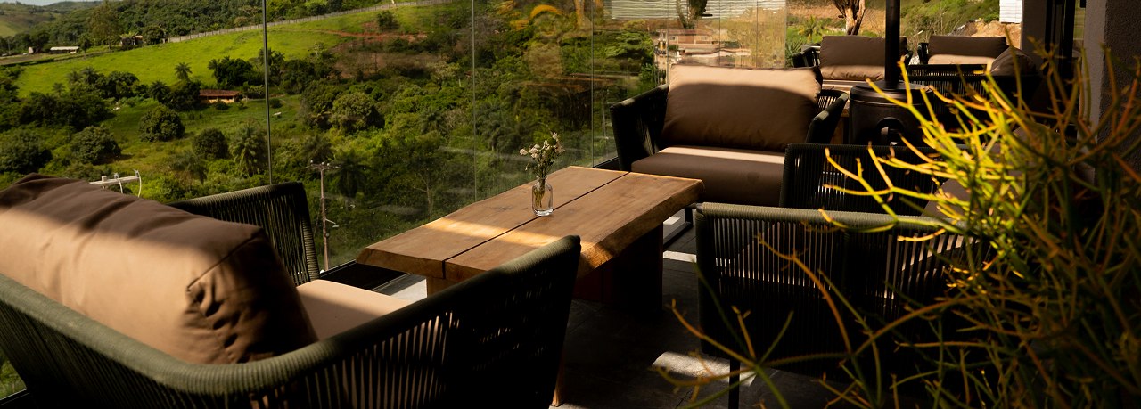 Terraço lounge do Green View com vista para as montanhas de Bananeiras.
